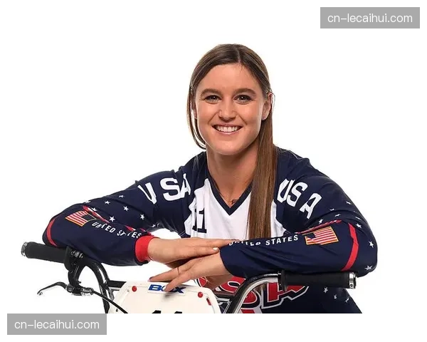 女子竞速半决赛惊魂一幕:法国选手Alise Willoughby摔倒后坚持完赛。 女子竞速半决赛惊魂一幕:法国选手Alise Willoughby摔倒后坚持完赛。